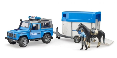 Bruder LR Defender con rimorchio per cavalli, cavallo e ufficiale di polizia